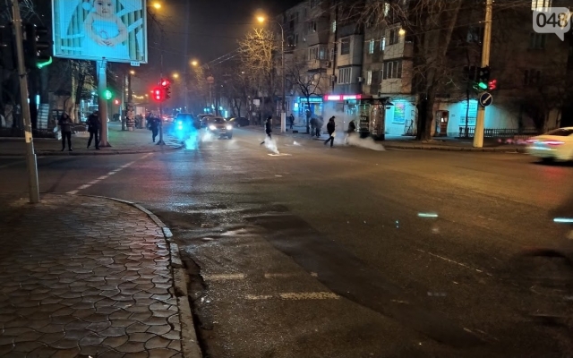 В Одессе прорвало теплопровод Фото № 5 В Одессе прорвало теплопровод Фото № 5