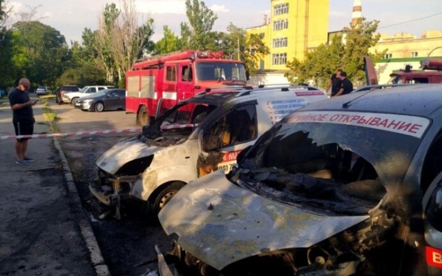Спасатели в Одессе тушили два автомобиля Фото № 1 Спасатели в Одессе тушили два автомобиля Фото № 1