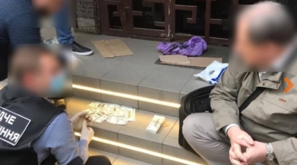 Скандал в Одессе – глава участковой избирательной комиссии попался на подкупе электората (обновлено) Фото № 0 Скандал в Одессе – глава участковой избирательной комиссии попался на подкупе электората (обновлено) Фото № 0