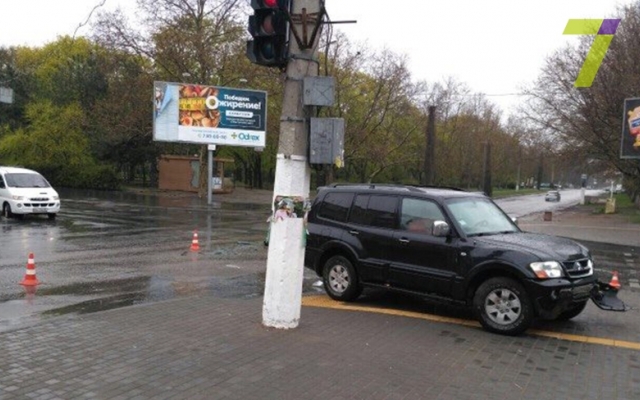 Возле парка Горького авария с участием двух автомобилей и пострадавшими Фото № 4 Возле парка Горького авария с участием двух автомобилей и пострадавшими Фото № 4