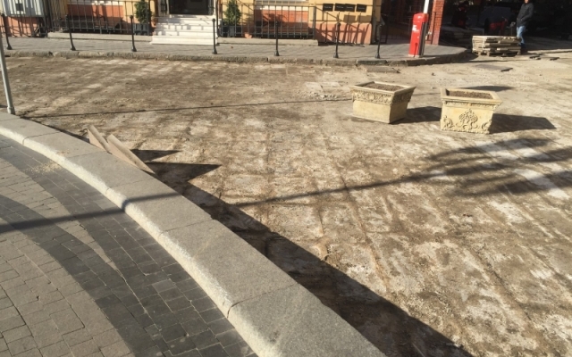 Возле Оперного театра положат новую плитку Фото № 3 Возле Оперного театра положат новую плитку Фото № 3