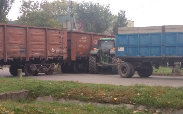 В Одесской области столкнулись трактор и грузовой поезд Фото № 4 В Одесской области столкнулись трактор и грузовой поезд Фото № 4