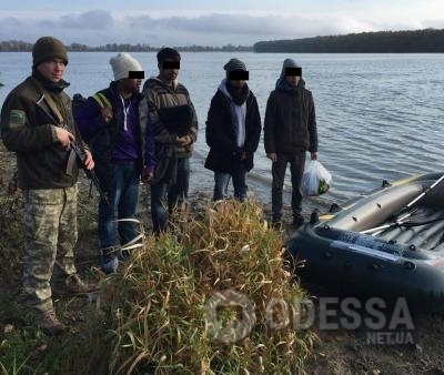 С помощью украинца три нелегала пакистанца на надувной лодке пытались проникнуть в Румынию Фото № 4 С помощью украинца три нелегала пакистанца на надувной лодке пытались проникнуть в Румынию Фото № 4