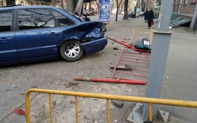 В центре города автомобиль вылетел на тротуар, есть пострадавшие Фото № 0 В центре города автомобиль вылетел на тротуар, есть пострадавшие Фото № 0