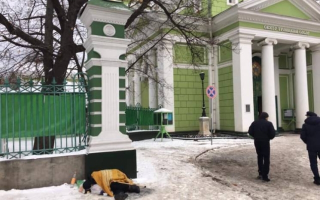 Возле одного из храмов Одессы едва не замёрз насмерть бездомный Фото № 1 Возле одного из храмов Одессы едва не замёрз насмерть бездомный Фото № 1