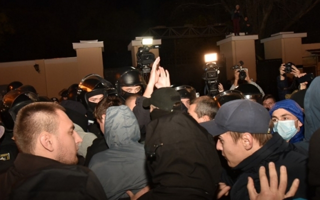 В Горсаду произошла стычка между активистами и представителями правоохранительных органов Фото № 5 В Горсаду произошла стычка между активистами и представителями правоохранительных органов Фото № 5