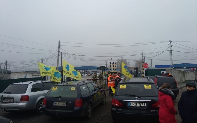 Одесская активистка сожгла свою «евробляху» и потребовала от президента Украины доступную растаможку Фото № 9 Одесская активистка сожгла свою «евробляху» и потребовала от президента Украины доступную растаможку Фото № 9