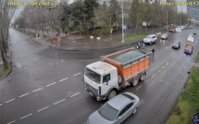 В Одессе водитель рассыпал цемент и едва не спровоцировал ДТП Фото № 0 В Одессе водитель рассыпал цемент и едва не спровоцировал ДТП Фото № 0