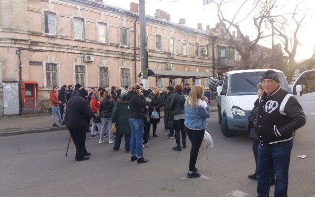 Жители одесской Слободки перекрыли дорогу, требуя электричества Фото № 3 Жители одесской Слободки перекрыли дорогу, требуя электричества Фото № 3