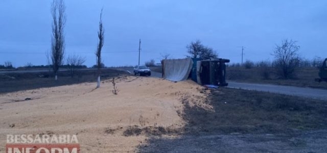 В Одесской области перевернулась фура с зерном Фото № 0 В Одесской области перевернулась фура с зерном Фото № 0