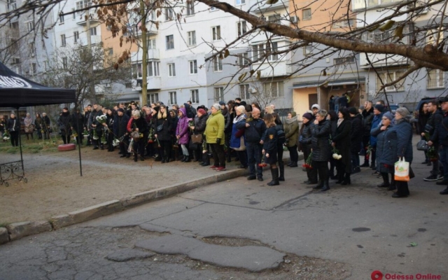 Одесса похоронила погибшую преподавательницу которая возвращалась в огонь, за детьми Фото № 3 Одесса похоронила погибшую преподавательницу которая возвращалась в огонь, за детьми Фото № 3