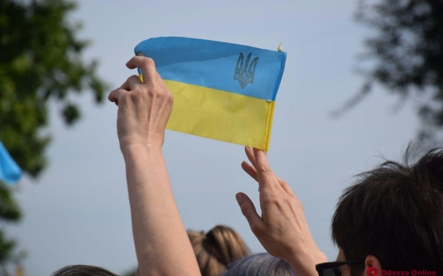 Одесситы собрались на протест против языкового закона Фото № 1 Одесситы собрались на протест против языкового закона Фото № 1