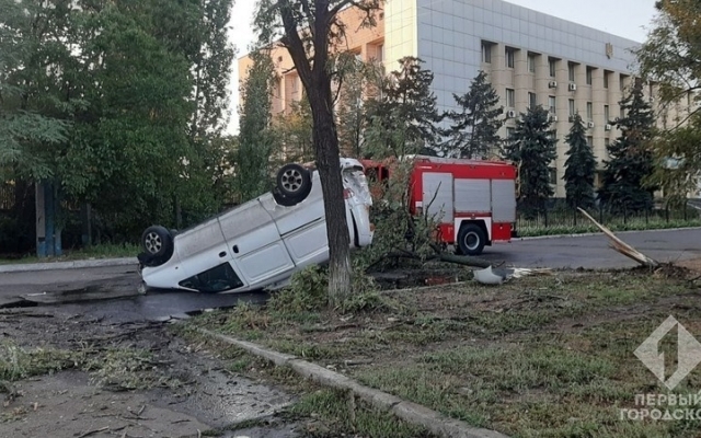 В Одессе произошло ДТП с участием дерева – автомобиль перевернулся на крышу Фото № 0 В Одессе произошло ДТП с участием дерева – автомобиль перевернулся на крышу Фото № 0