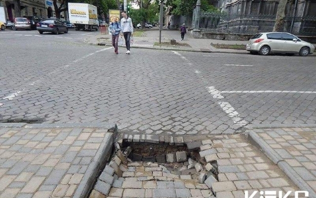 В Одессе провалилась тротуарная плитка Фото № 1 В Одессе провалилась тротуарная плитка Фото № 1