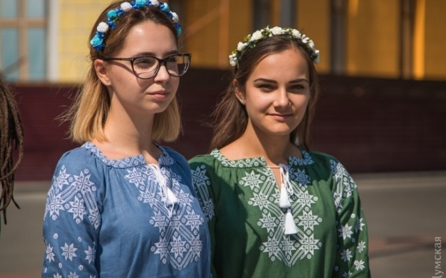 На Дюка примерили национальный наряд Фото № 6 На Дюка примерили национальный наряд Фото № 6
