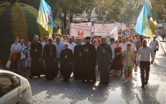 Семейные ценности: по центральным улицам города прошла акция противников сексменьшинств Фото № 9 Семейные ценности: по центральным улицам города прошла акция противников сексменьшинств Фото № 9