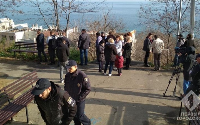 Война за побережье: сегодня одесситы вышли на митинг против застройки склонов Фото № 3 Война за побережье: сегодня одесситы вышли на митинг против застройки склонов Фото № 3