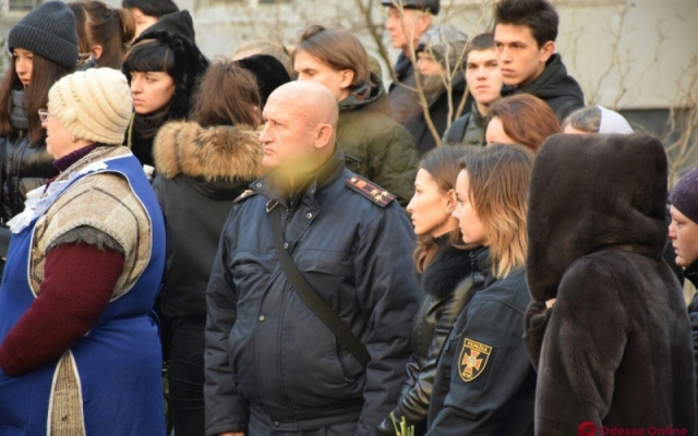 Одесса похоронила погибшую преподавательницу которая возвращалась в огонь, за детьми Фото № 2 Одесса похоронила погибшую преподавательницу которая возвращалась в огонь, за детьми Фото № 2
