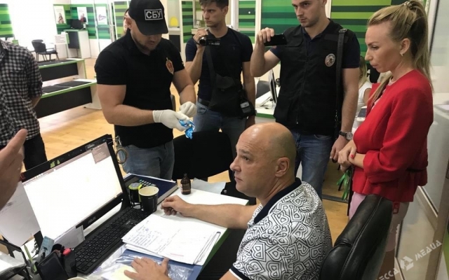 В центре Одессы СБУ проводит спецоперацию в одном из банков (фото) Фото № 0 В центре Одессы СБУ проводит спецоперацию в одном из банков (фото) Фото № 0