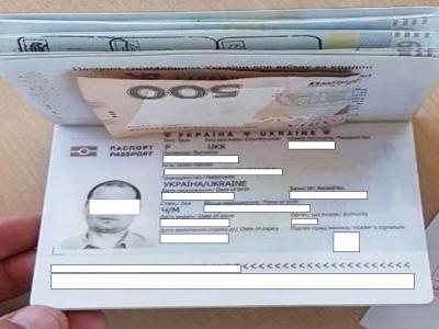 Две иностранки пытались перехитрить пограничников и давали взятку в размере 500 гривен Фото № 0 Две иностранки пытались перехитрить пограничников и давали взятку в размере 500 гривен Фото № 0