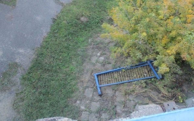 В Подольске мужчина упал с моста из-за сломанных перил (ФОТО) Фото № 2 В Подольске мужчина упал с моста из-за сломанных перил (ФОТО) Фото № 2