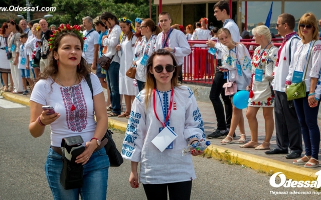 В День независимости одесситы создали вышиванковую цепь Фото № 6 В День независимости одесситы создали вышиванковую цепь Фото № 6