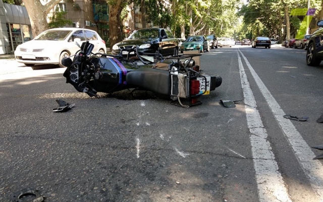 В Одессе автомобиль сбил мотоциклиста и скрылся с места происшествия (ФОТО) Фото № 3 В Одессе автомобиль сбил мотоциклиста и скрылся с места происшествия (ФОТО) Фото № 3