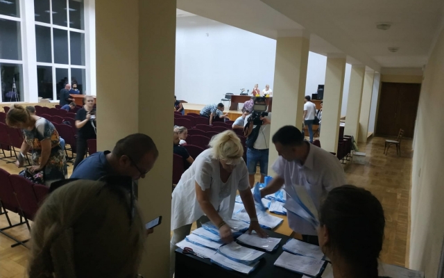 Ночью в избирательной комиссии 134 округа кипели страсти (ФОТО, ВИДЕО) Фото № 11 Ночью в избирательной комиссии 134 округа кипели страсти (ФОТО, ВИДЕО) Фото № 11