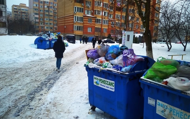 Неубранный в Одессе снег не позволяет вывезти мусор Фото № 1 Неубранный в Одессе снег не позволяет вывезти мусор Фото № 1