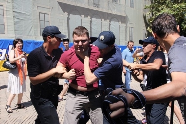 Надежду Савченко пытались забросать яйцами Фото № 2 Надежду Савченко пытались забросать яйцами Фото № 2
