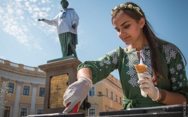 На Дюка примерили национальный наряд Фото № 1 На Дюка примерили национальный наряд Фото № 1
