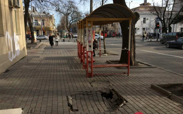 В Одессе снова провалился тротуар Фото № 2 В Одессе снова провалился тротуар Фото № 2