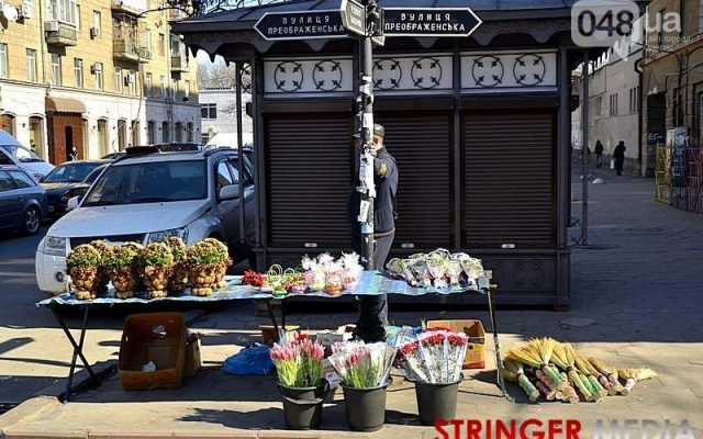 В центре Одессы продавцы с юмором реализуют на подарок к 8 марта веники Фото № 0 В центре Одессы продавцы с юмором реализуют на подарок к 8 марта веники Фото № 0