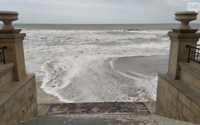 Одесские пляжи ушли под воду Фото № 5 Одесские пляжи ушли под воду Фото № 5