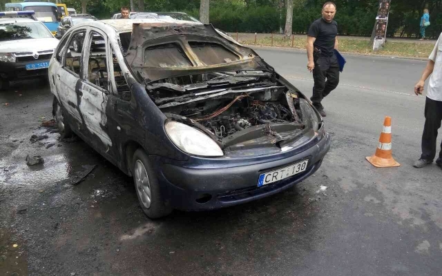 На Генерала Петрова неожиданно вспыхнул и практически сгорел автомобиль Фото № 1 На Генерала Петрова неожиданно вспыхнул и практически сгорел автомобиль Фото № 1
