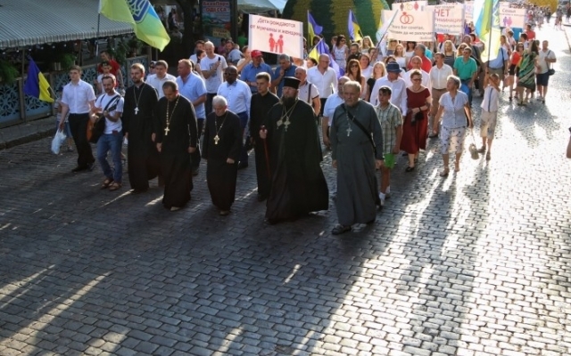Семейные ценности: по центральным улицам города прошла акция противников сексменьшинств Фото № 10 Семейные ценности: по центральным улицам города прошла акция противников сексменьшинств Фото № 10
