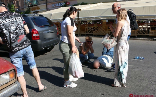 В центре Одессы девушка сбила двух человек (ФОТО) Фото № 3 В центре Одессы девушка сбила двух человек (ФОТО) Фото № 3