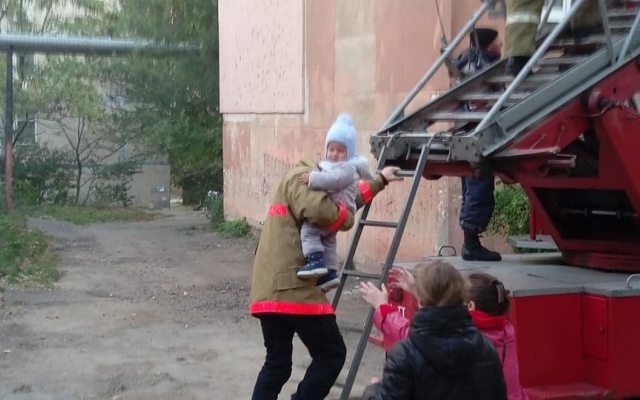 На Балковской вечером случился пожар в 5-этажном доме Фото № 2 На Балковской вечером случился пожар в 5-этажном доме Фото № 2