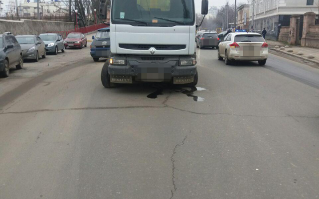 В Одессе произошло ДТП: легковушка врезалась в грузовик (ФОТО) Фото № 1 В Одессе произошло ДТП: легковушка врезалась в грузовик (ФОТО) Фото № 1