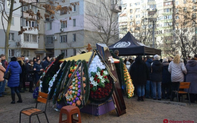 Одесса похоронила погибшую преподавательницу которая возвращалась в огонь, за детьми Фото № 4 Одесса похоронила погибшую преподавательницу которая возвращалась в огонь, за детьми Фото № 4