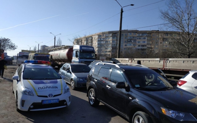 Без света, воды и отопления: одесситы перекрыли дорогу на поселке Котовского Фото № 3 Без света, воды и отопления: одесситы перекрыли дорогу на поселке Котовского Фото № 3