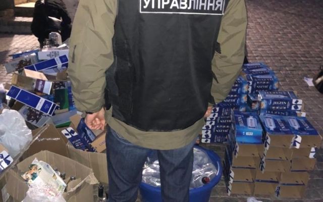 Во время обысков в Одесском регионе нашли сигареты, немаркированный алкоголь и поддельные акцизные марки Фото № 0 Во время обысков в Одесском регионе нашли сигареты, немаркированный алкоголь и поддельные акцизные марки Фото № 0