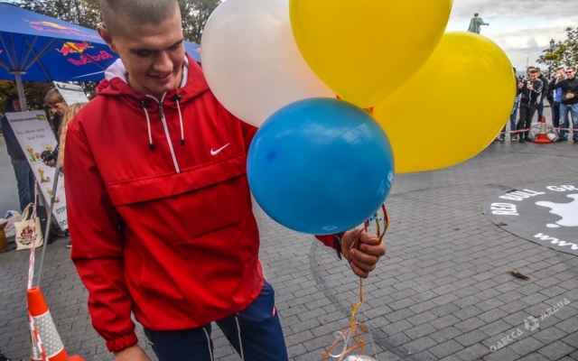 Студенты бросались яйцами возле памятника Дюку Фото № 0 Студенты бросались яйцами возле памятника Дюку Фото № 0