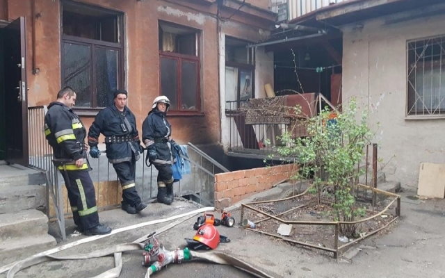 В старом одесском дворе на Гимназической горела квартира (ВИДЕО) Фото № 1 В старом одесском дворе на Гимназической горела квартира (ВИДЕО) Фото № 1