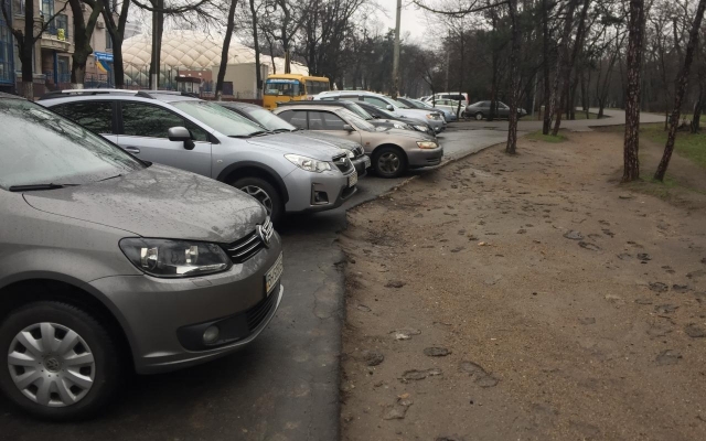 В парке Шевченко автомобили заняли тротуары Фото № 2 В парке Шевченко автомобили заняли тротуары Фото № 2