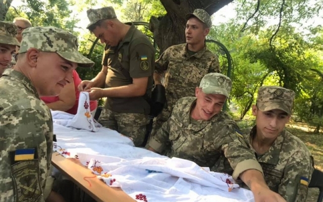 В Белгороде-Днестровском создавали рушник-оберег Фото № 0 В Белгороде-Днестровском создавали рушник-оберег Фото № 0