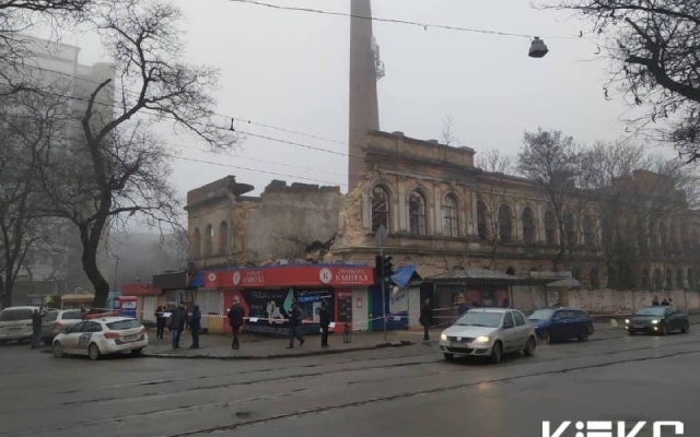 Рабочие начали разбирать стену рухнувшего здания Фото № 0 Рабочие начали разбирать стену рухнувшего здания Фото № 0