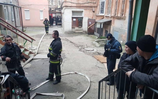 В старом одесском дворе на Гимназической горела квартира (ВИДЕО) Фото № 2 В старом одесском дворе на Гимназической горела квартира (ВИДЕО) Фото № 2