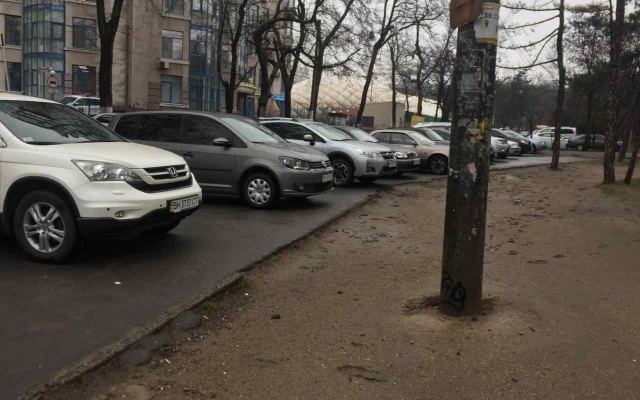 В парке Шевченко автомобили заняли тротуары Фото № 0 В парке Шевченко автомобили заняли тротуары Фото № 0