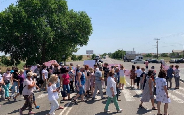 Жители Доброслава заблокировали дорогу Фото № 10 Жители Доброслава заблокировали дорогу Фото № 10